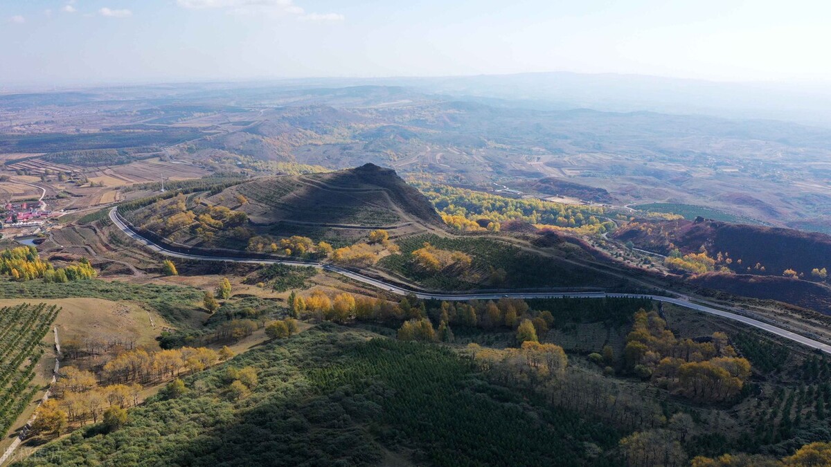 河北省张家口市,张北县草原天路迷人的秋景