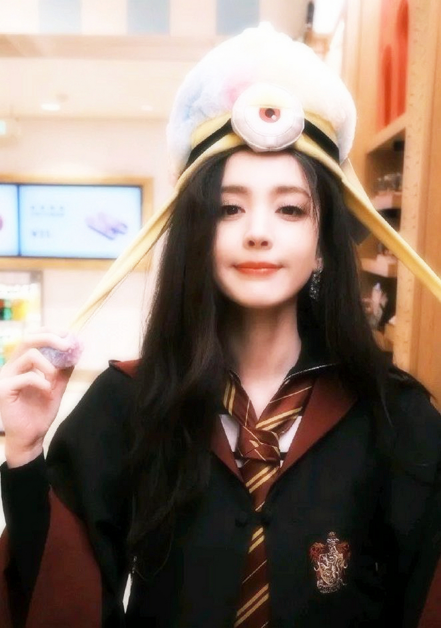 她的身材已经很苗条了,看起来很有吸引力 古力娜扎内搭白色衬衫,外搭