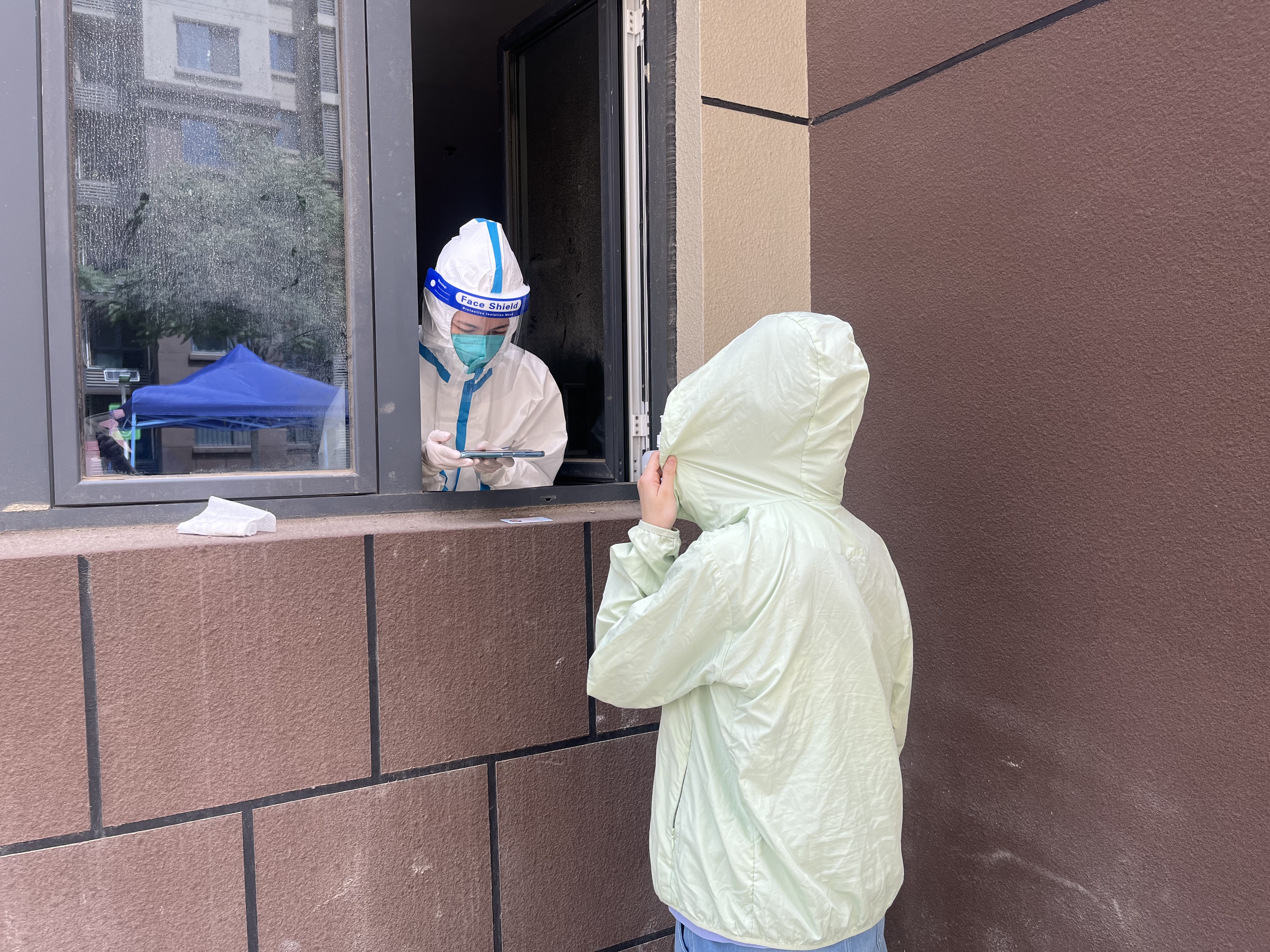 丰台区太平桥街道:核酸检测点为学生开辟绿色通道