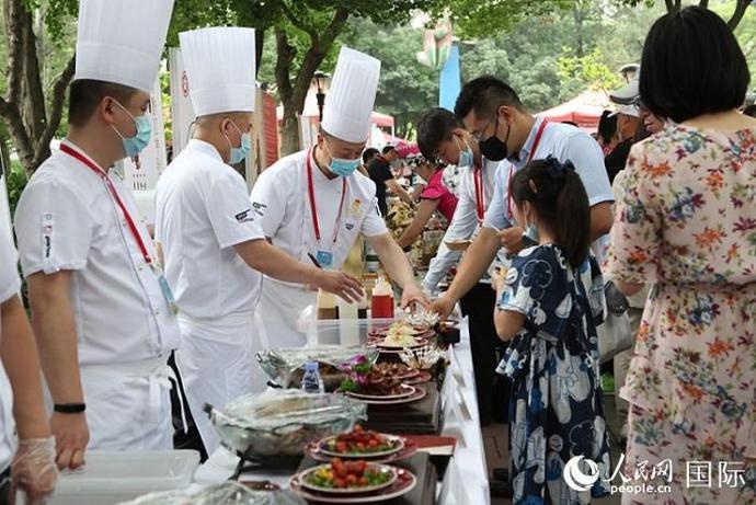 各地特色美食展臺.人民網記者 張麗婭攝