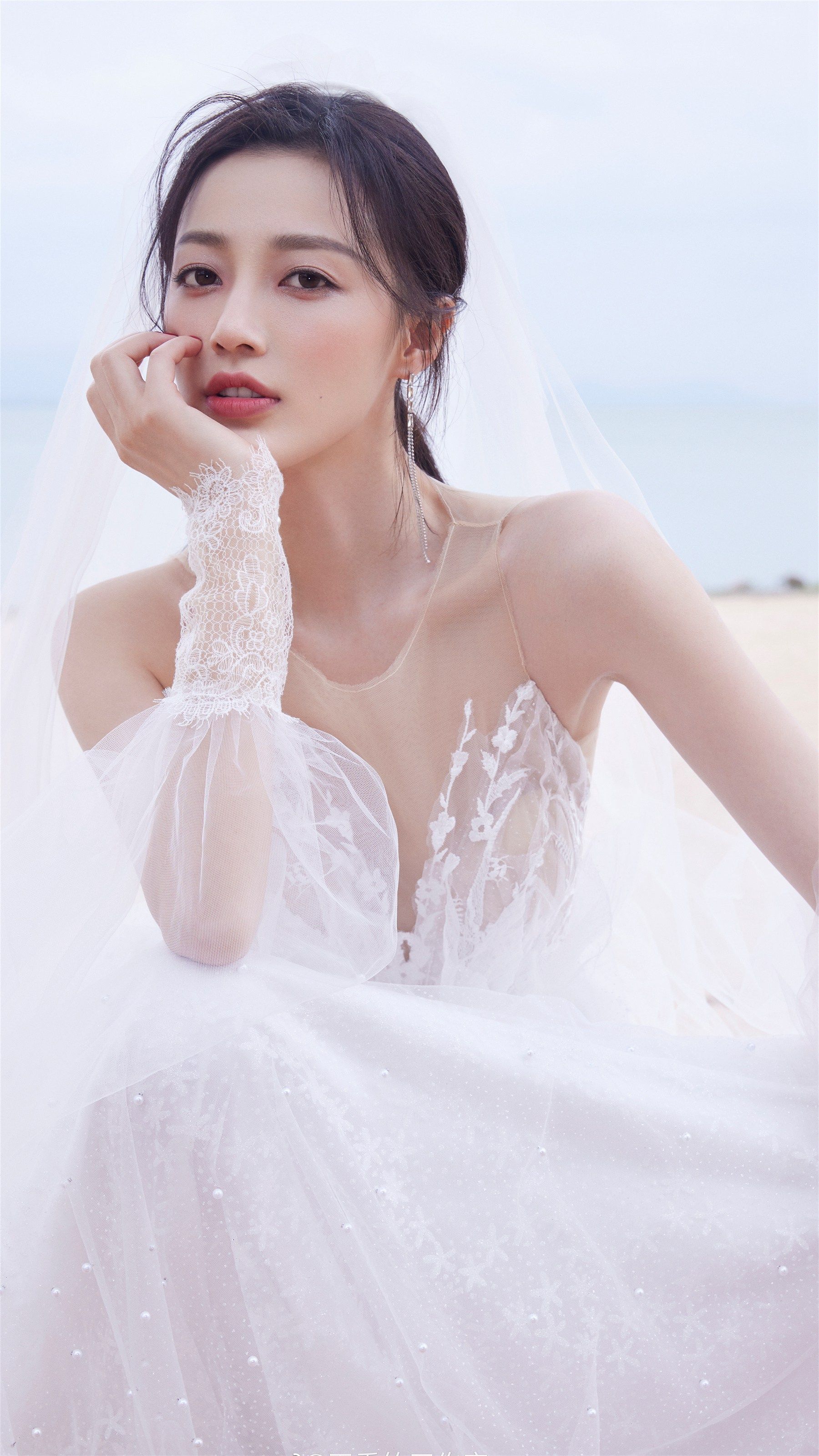 王秀竹白纱轻盈性感写真