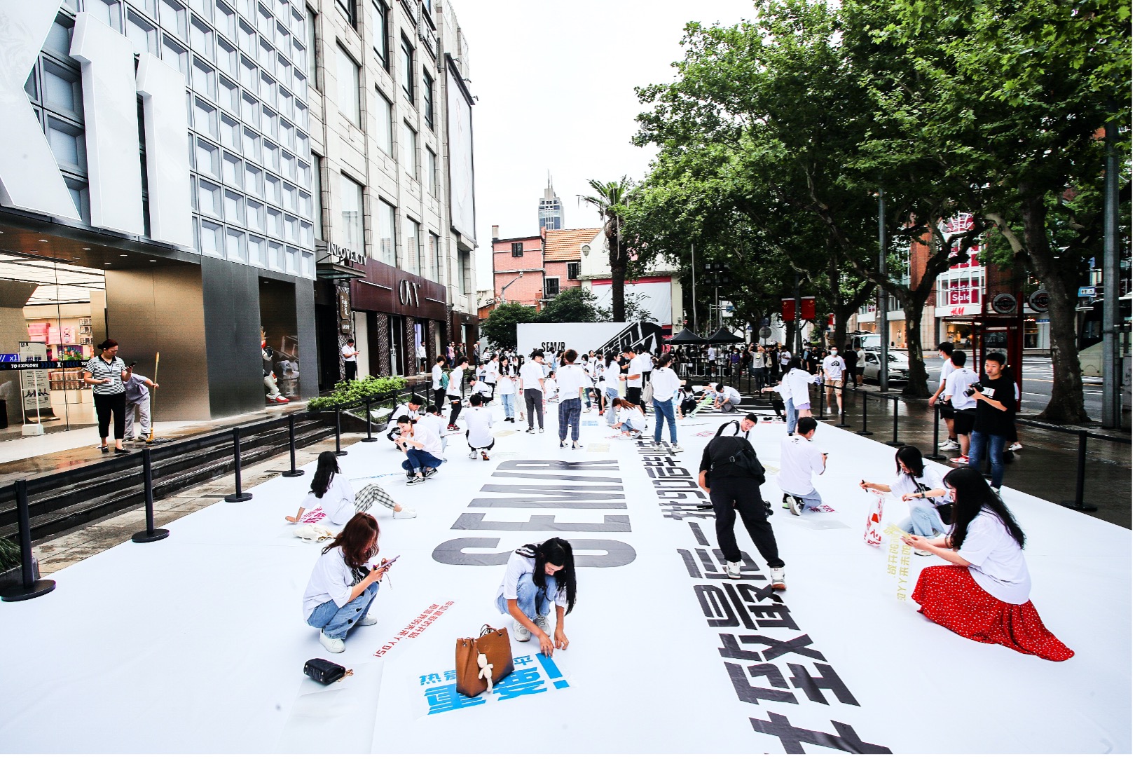 举牌打卡,将自己对生活的态度和畅想喷绘在现场的巨型主题"画布"之上