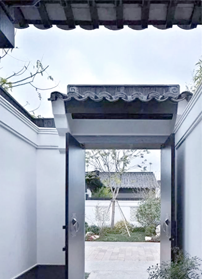 有读者提问,是否可以降低中式围墙的高度?对此,我们建议需谨慎考虑