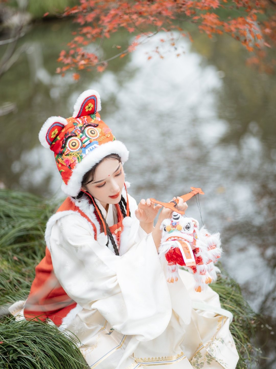 太可爱了叭!小姐姐穿汉服还戴个"虎头帽",虎头虎脑真惹人爱