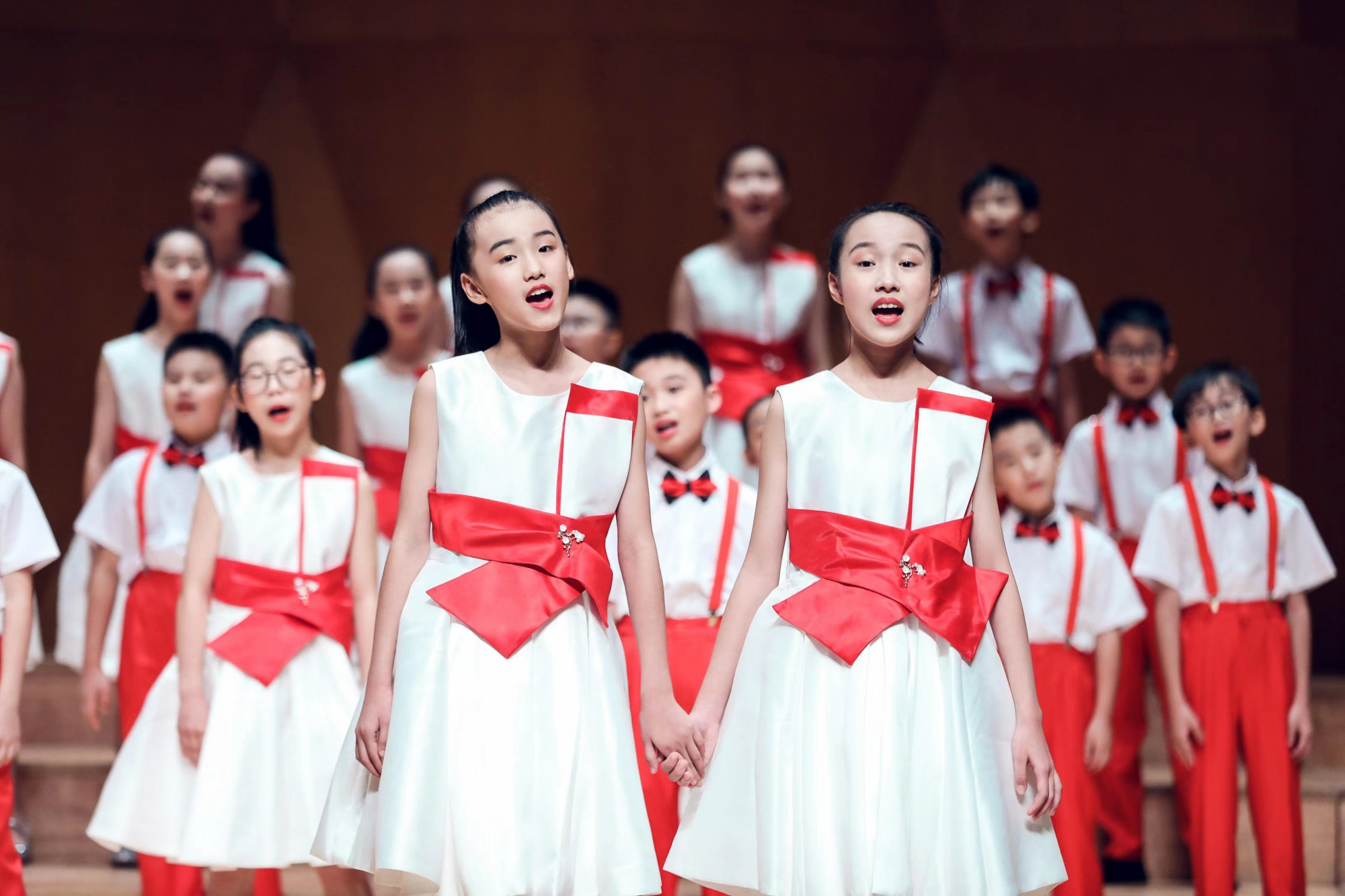 "城中村"孩子登上大剧院舞台!笋岗小学童声合唱团天籁之音震惊全场