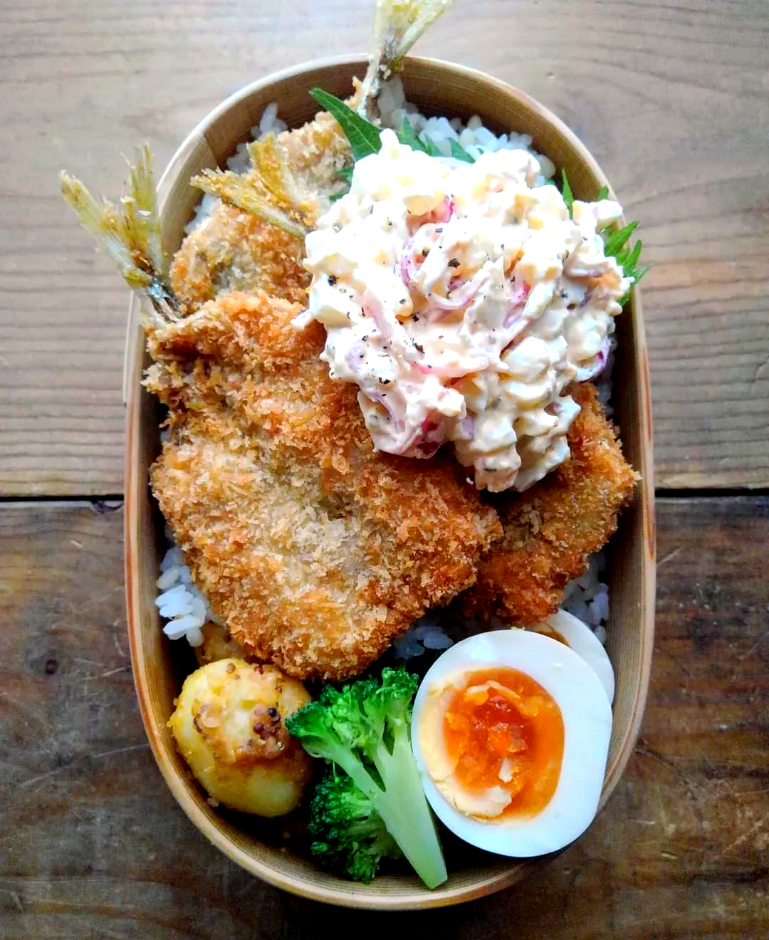 日本爸爸精心准备的便当,满满一层肉!网友热议:看饿了!