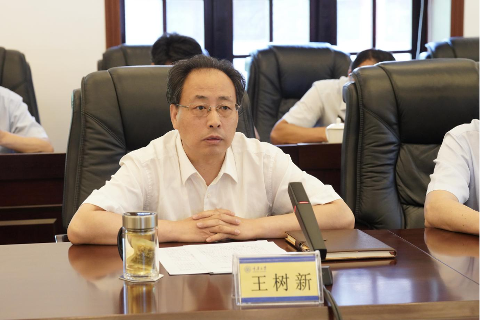 重庆市人民医院党委书记黄莹院长张华一行来校交流座谈