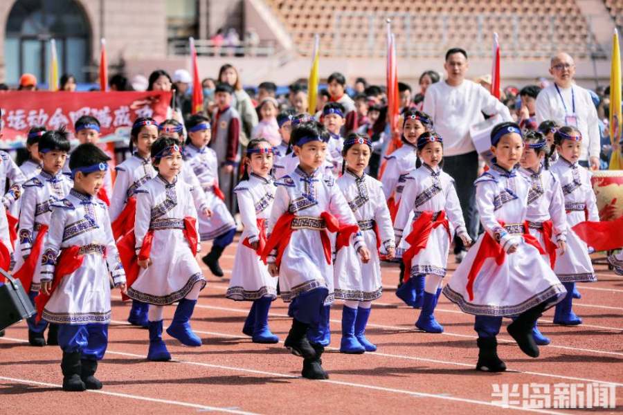 "女刘翔"黄潇潇现身青岛小学运动会赛场