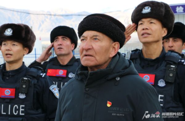 "时代楷模"拉齐尼·巴依卡的父亲与边境民警升国旗巡边关