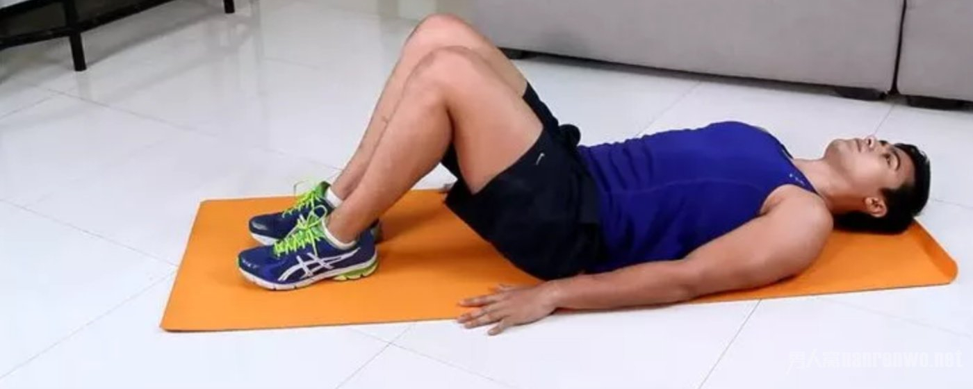 反向卷腹的正确做法(图示)