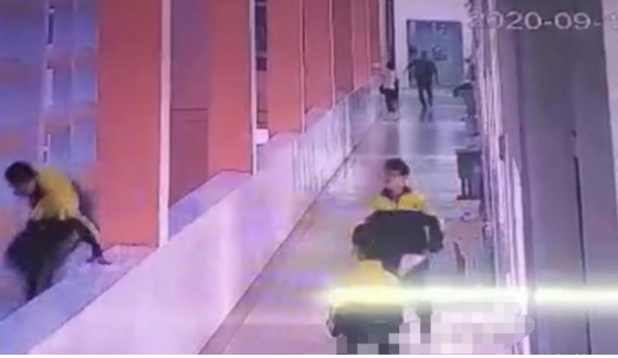 男孩在学校被母亲打耳光,沉默三分钟后跳楼身亡,母亲你自责吗?