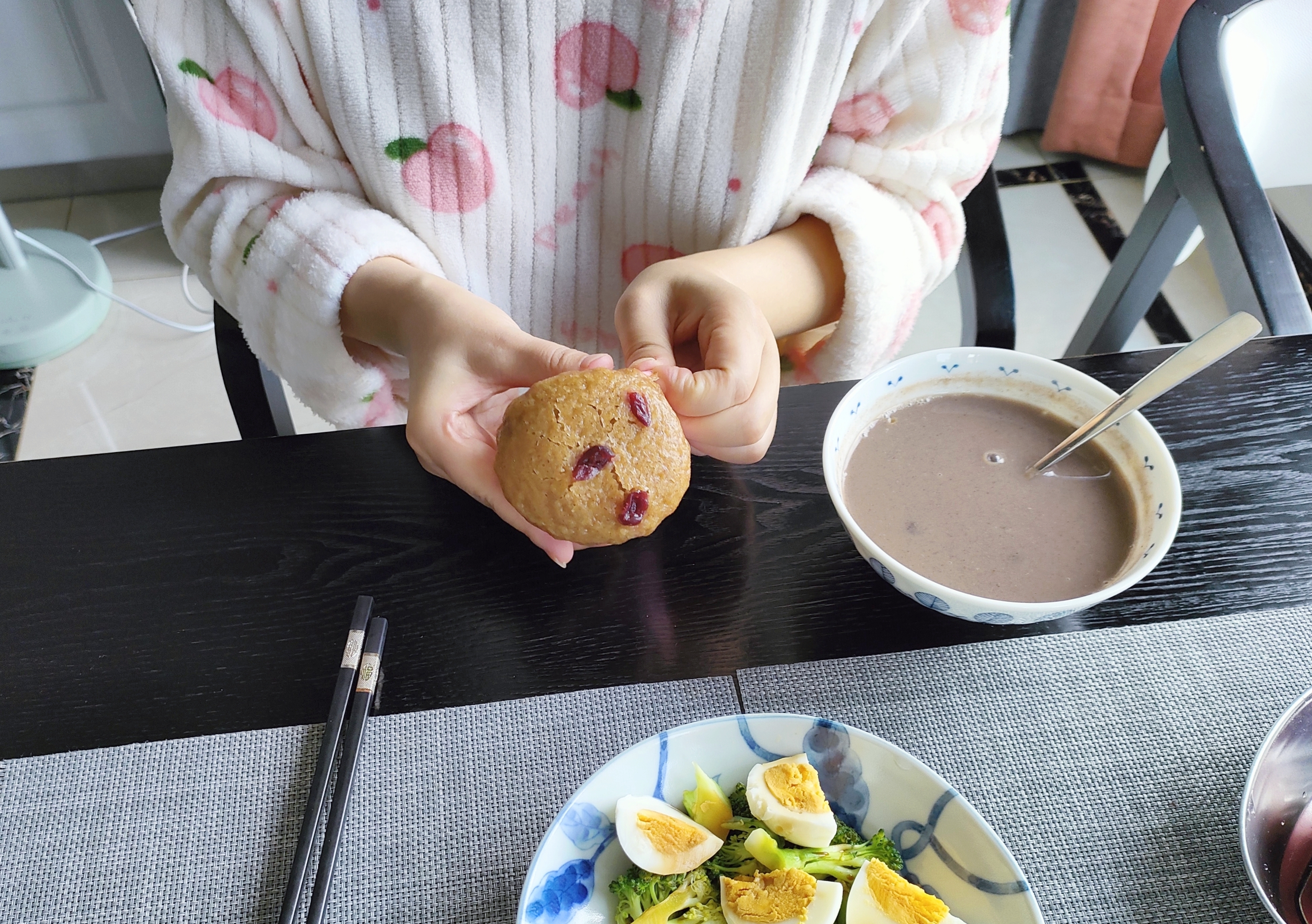 早餐发朋友圈,同学纷纷感叹:难怪比同龄人年轻20岁,太自律了!