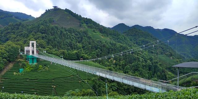 站在桥上,你可以俯瞰整个南丹山风景区的壮丽景色,感受大自然的震撼与