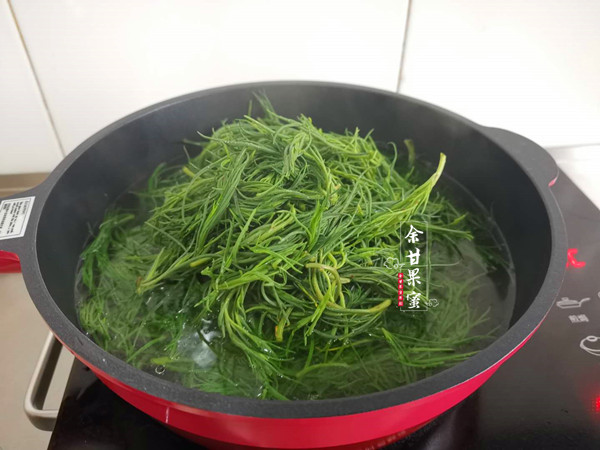 第1步:盐蒿菜,挑选干净之后,用盐水泡一泡,洗好备用;此菜比较干爽,用