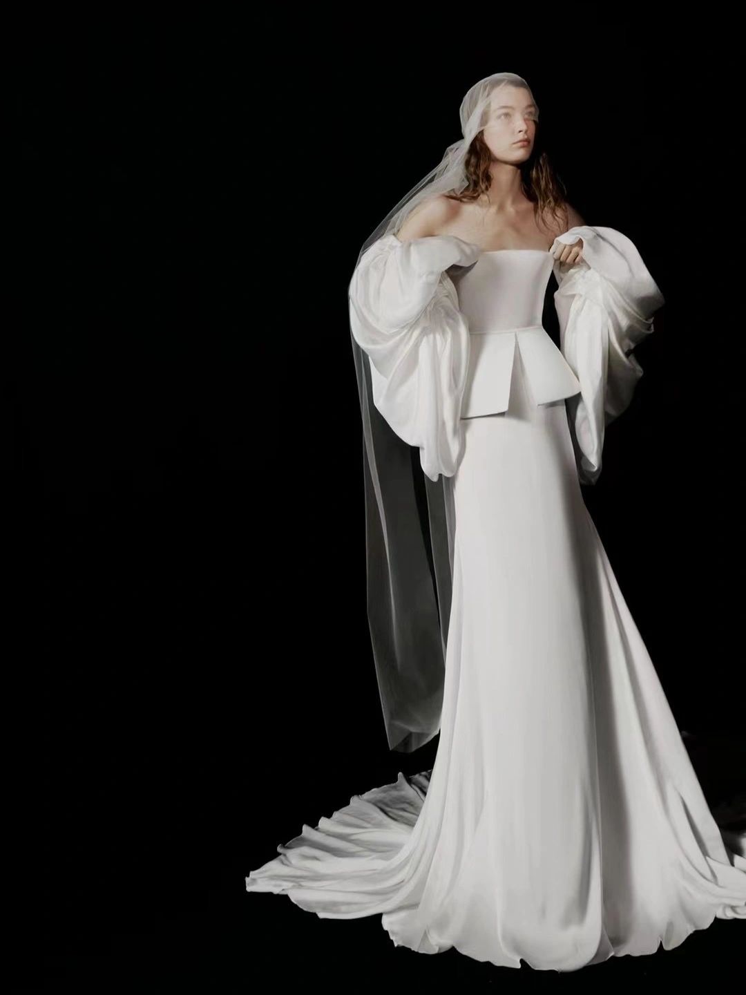 万众瞩目的verawang fall2022新品高定婚纱