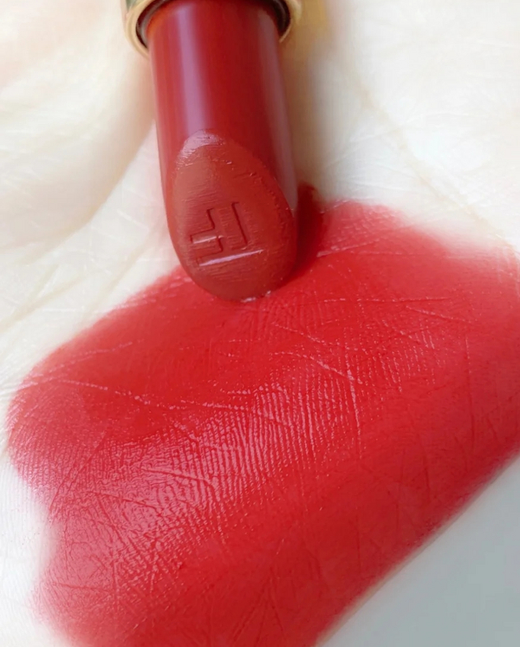 tf16口红是tf品牌中的经典口红色号,是很多姐妹的必备口红之一,除了