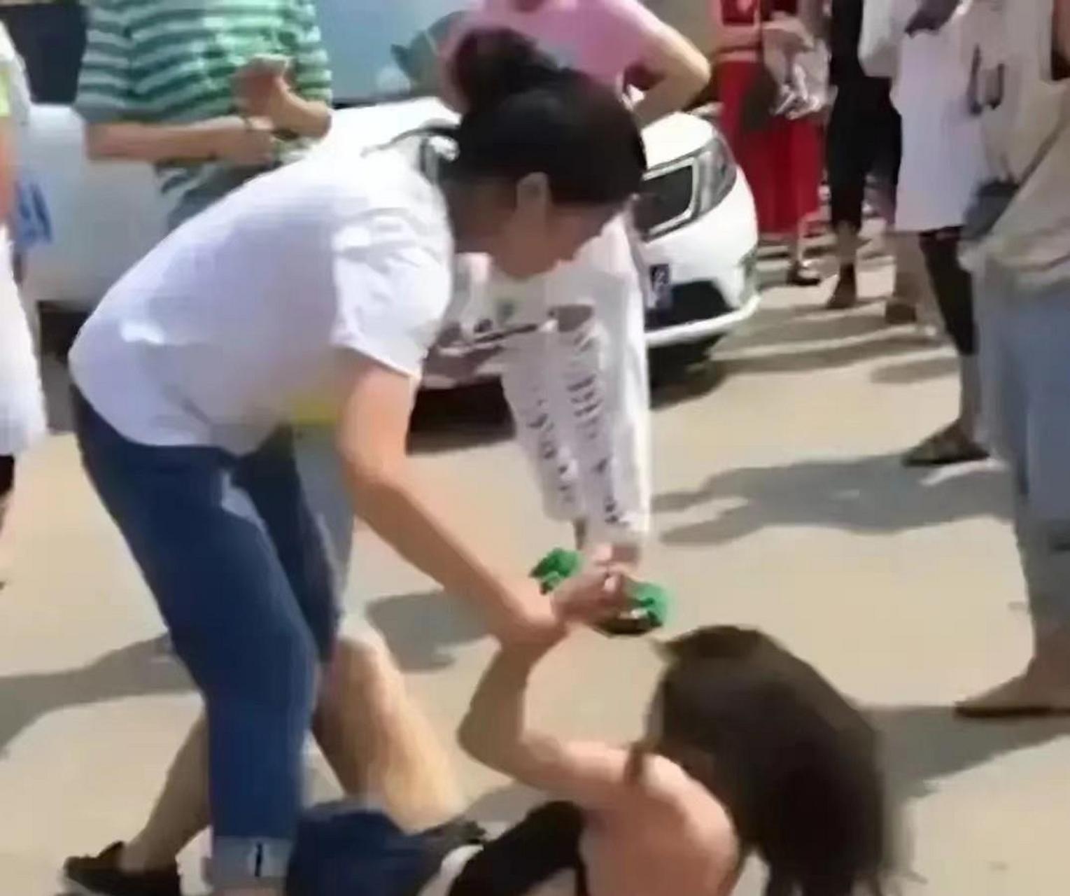 广东东莞街头原配怒打怀孕小三,把小三衣服都给扒光了.