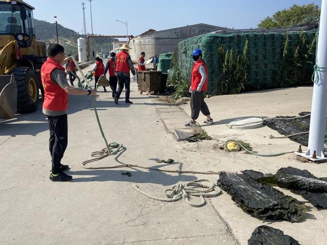 南隍城乡开展养殖场主干道清理志愿服务活动