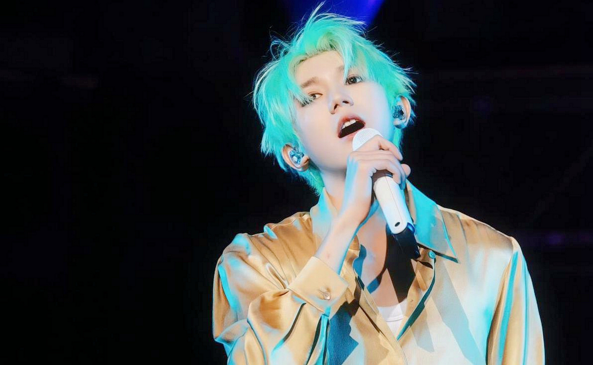 一头时髦的绿色发型出现在演唱会现场,让人眼前一亮!