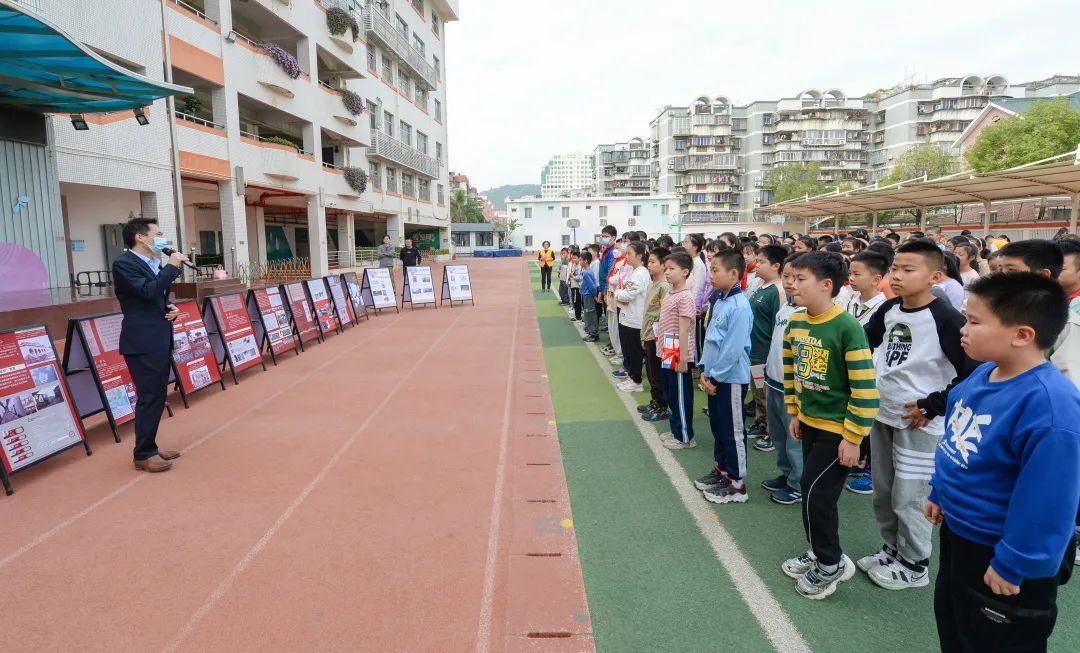 與松柏中學,松柏小學