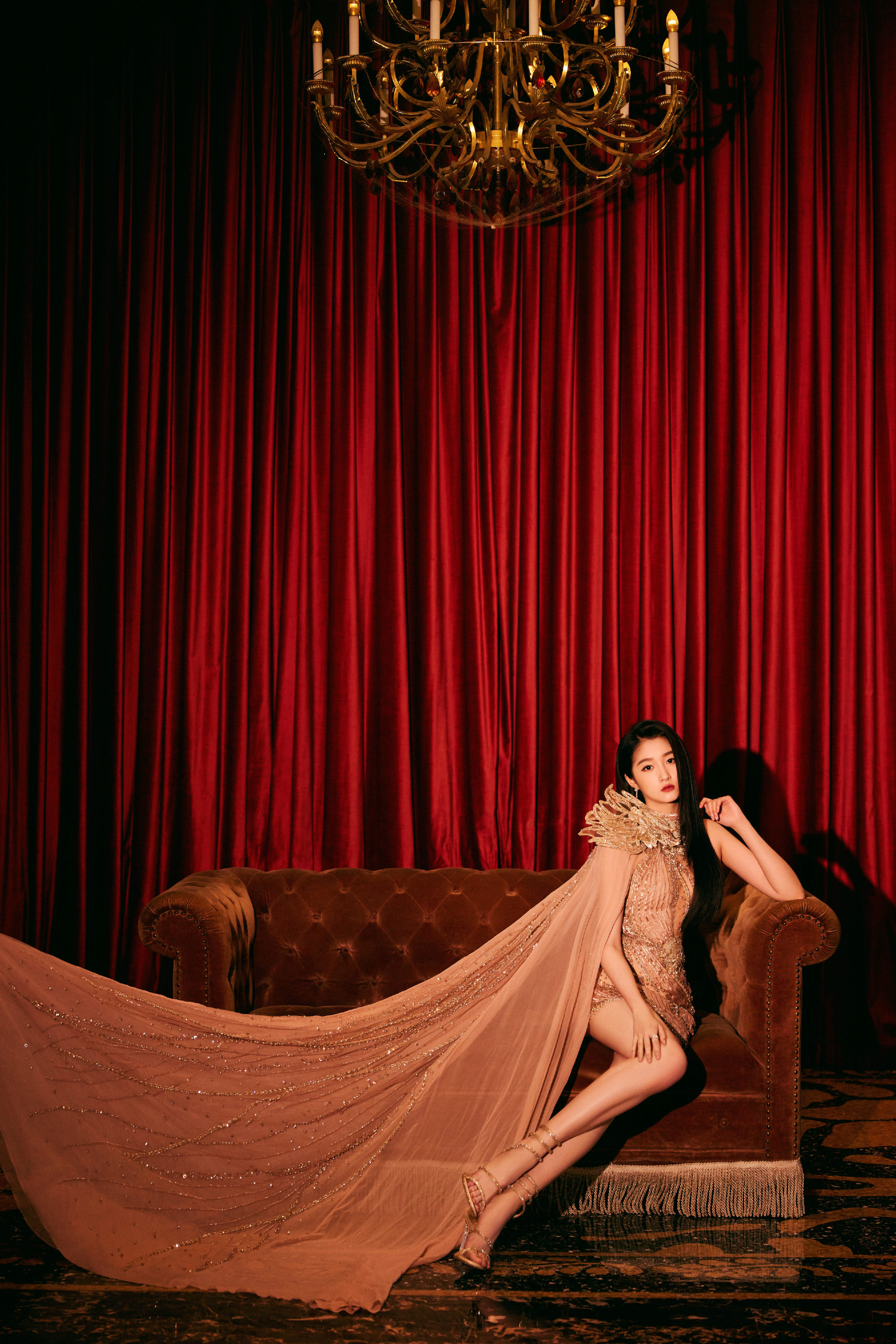 关晓彤香槟粉色包臀裙搭配长披风 尽显高级感 一双大长腿太迷人了