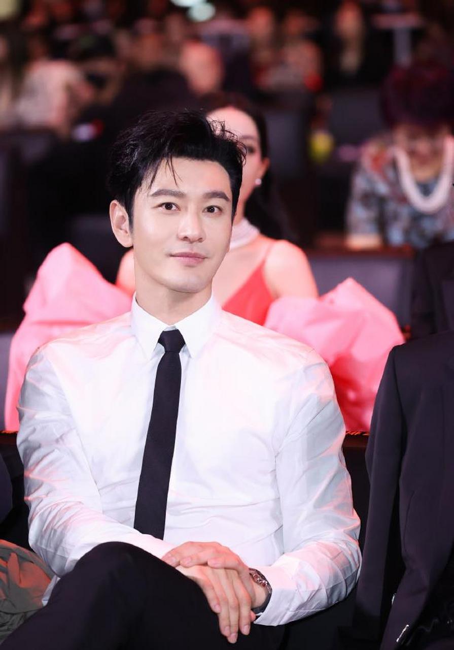 5月17日,黄晓明最新近况曝光,不过,这一次,黄晓明不是被狗仔拍到了