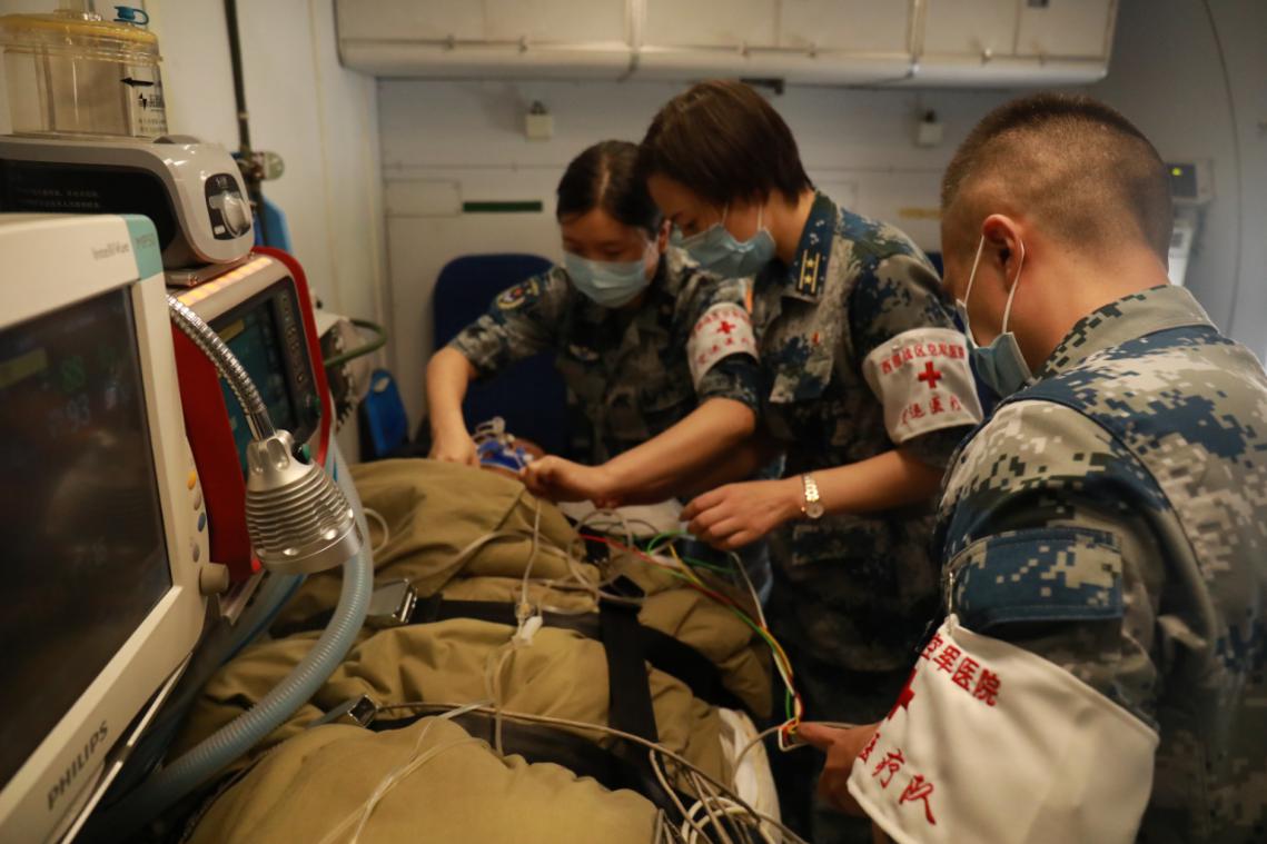 空军首次使用医疗救护飞机完成伤病员空运后送任务