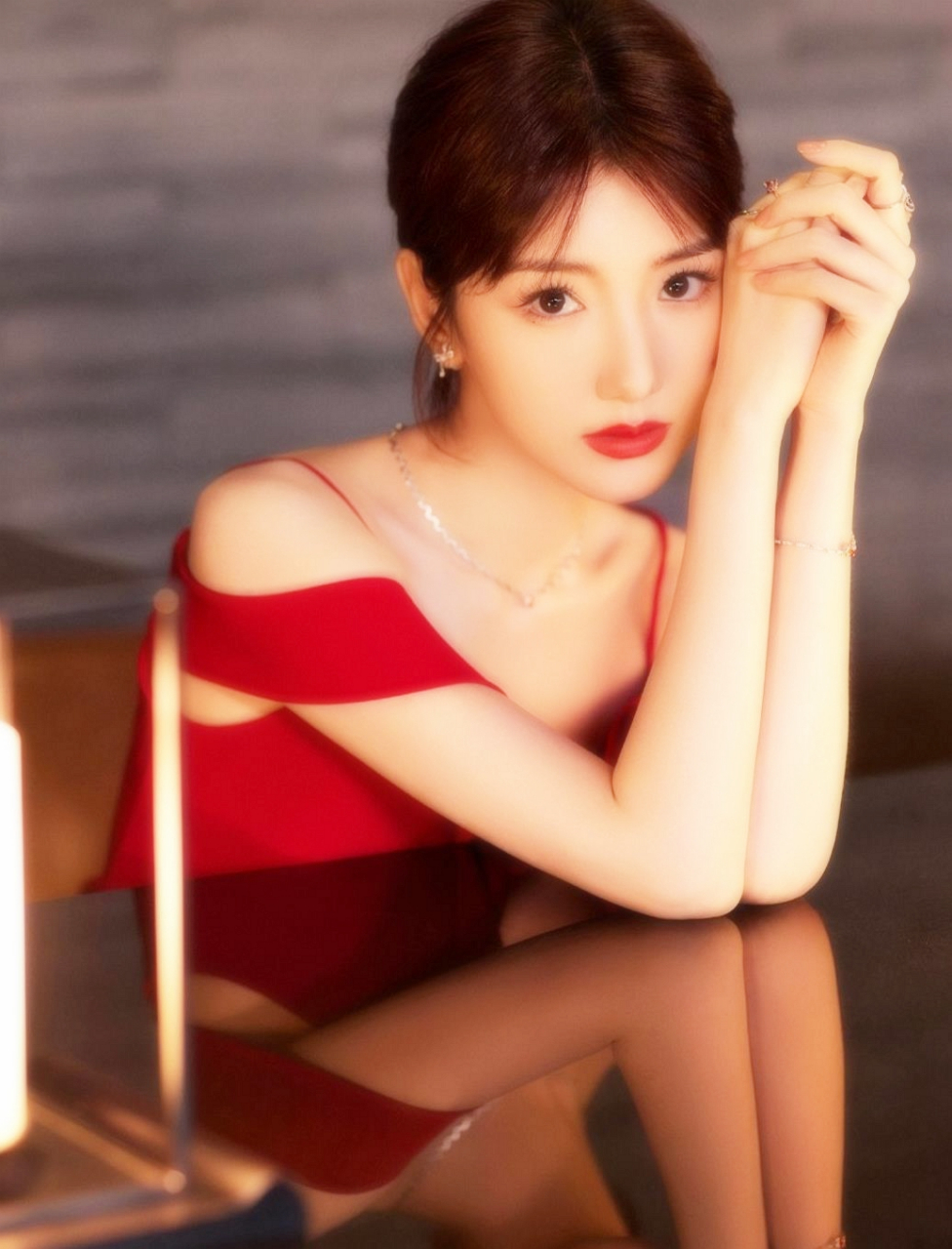 毛晓彤穿红吊带裙.妩媚动人,妩媚甜美,柔软性感,真是让人心动!