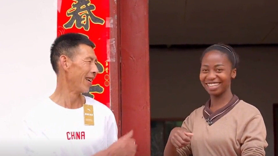 非洲媳妇菲利斯远嫁陕西,留守农村照顾聋哑公公,走红后遭到非议