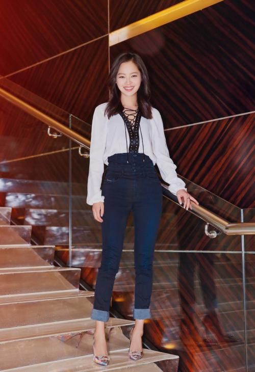 辛芷蕾晒露锛儿头发型,表情搞怪可爱,霸气配文:我发型咋了?