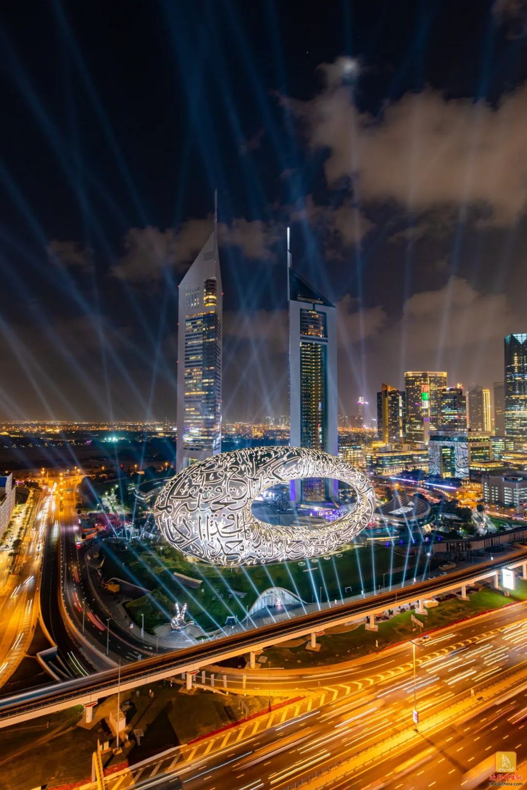 「视频」迪拜未来博物馆盛大开幕,科幻灯光秀十分震撼