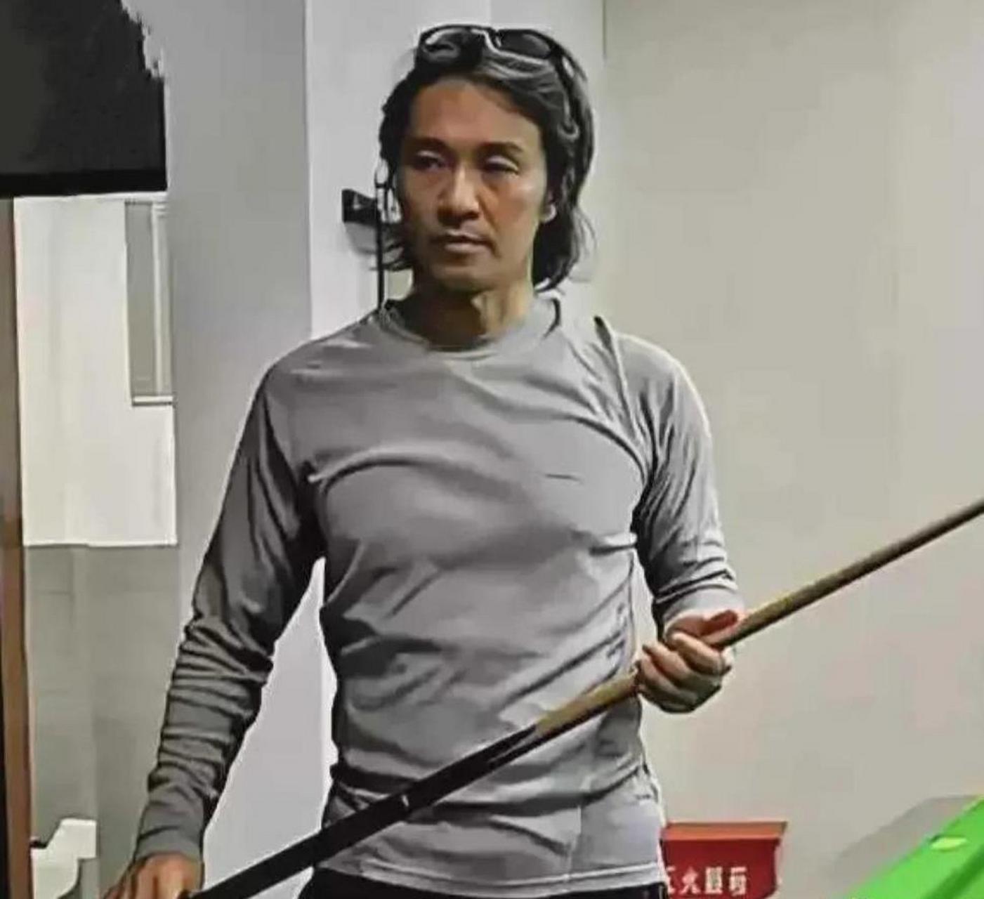 近日,一张周星驰打台球的照片在社交媒体上曝光,引起了众多网友的关注