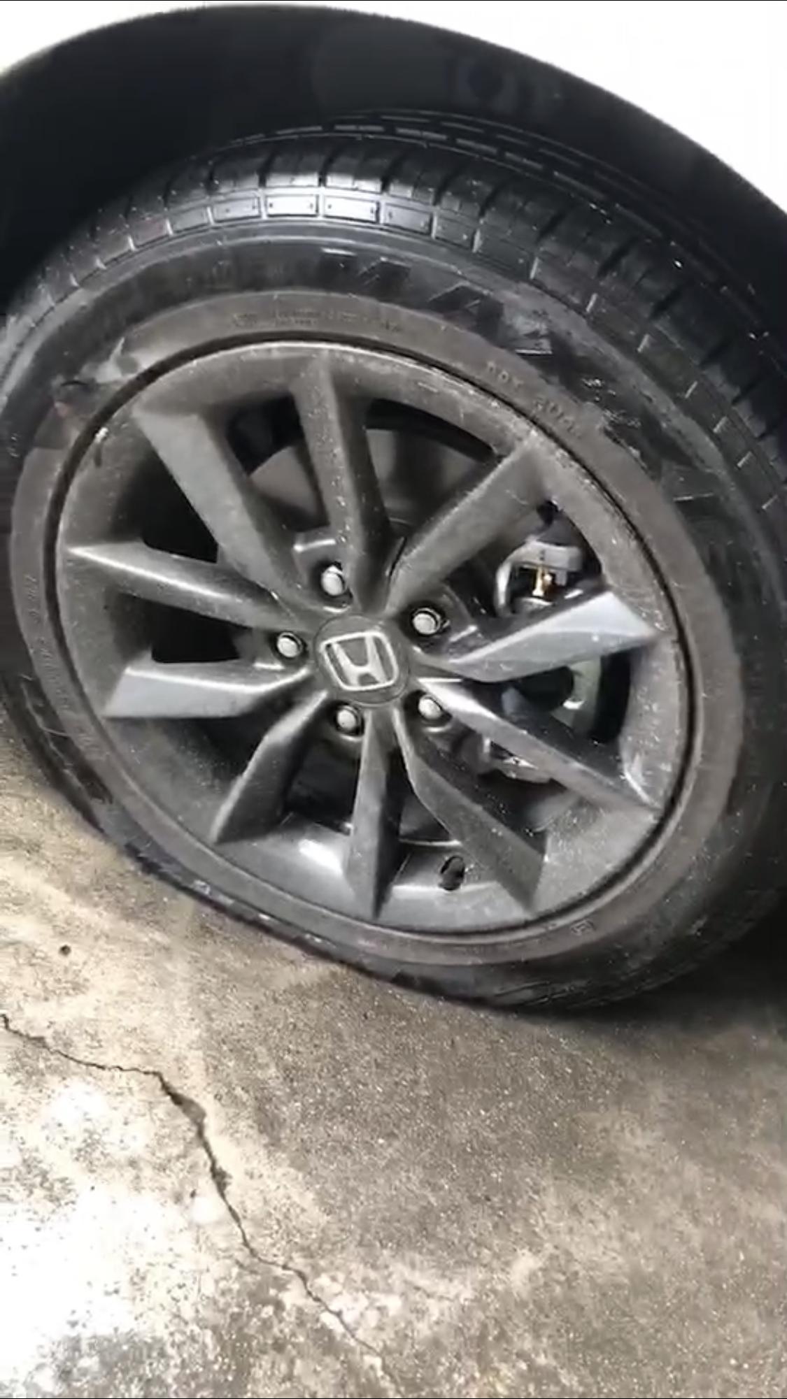 轮胎撞路牙子爆胎保险赔吗