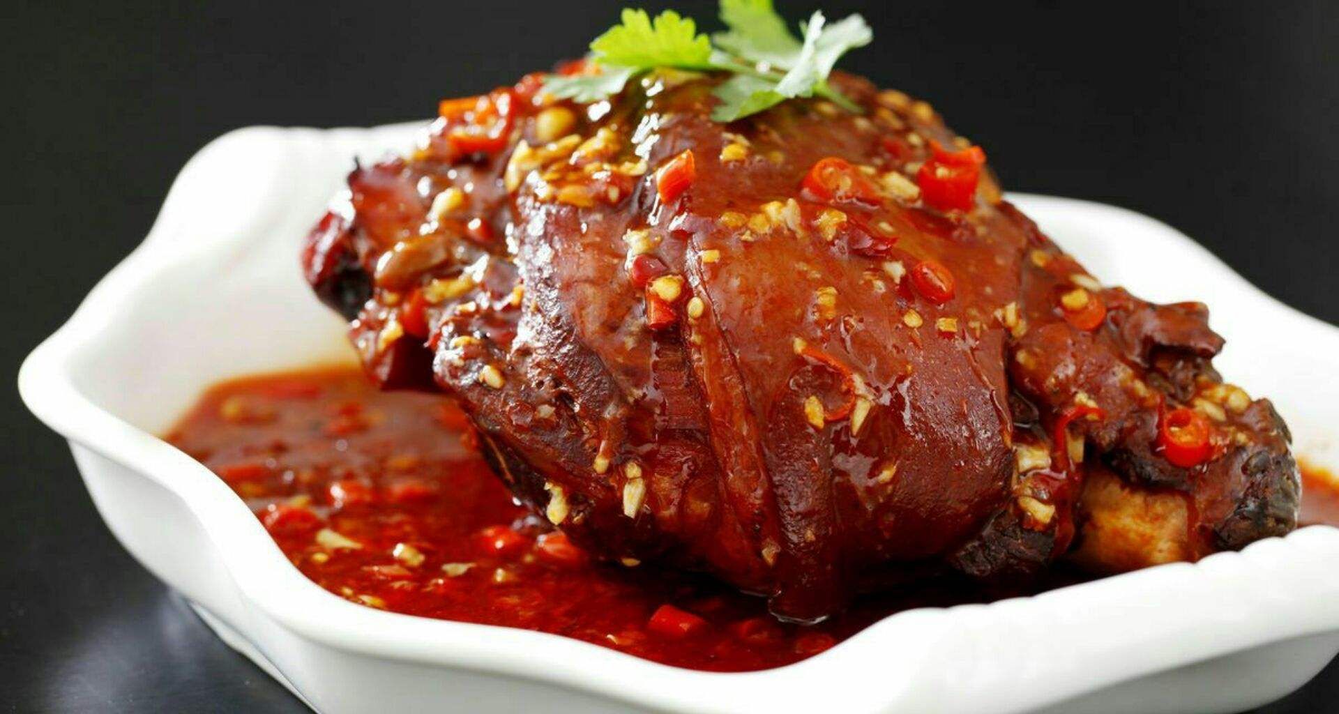 秘制东坡肘子,肉质酥烂,香气扑鼻!