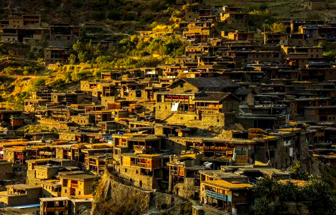 深探俄亚大村:百年古村的神秘魅力与服饰文化