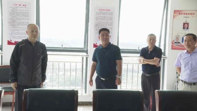 龚勇到县融媒体中心调研