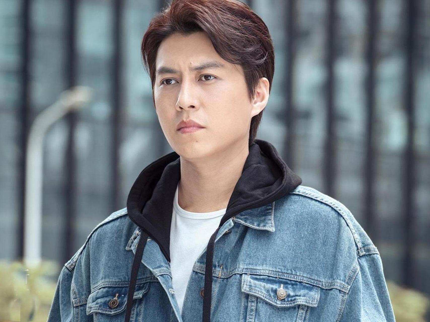 靳东作为当红实力派男演员,近几年在多部电视剧中表现得十分出色,在