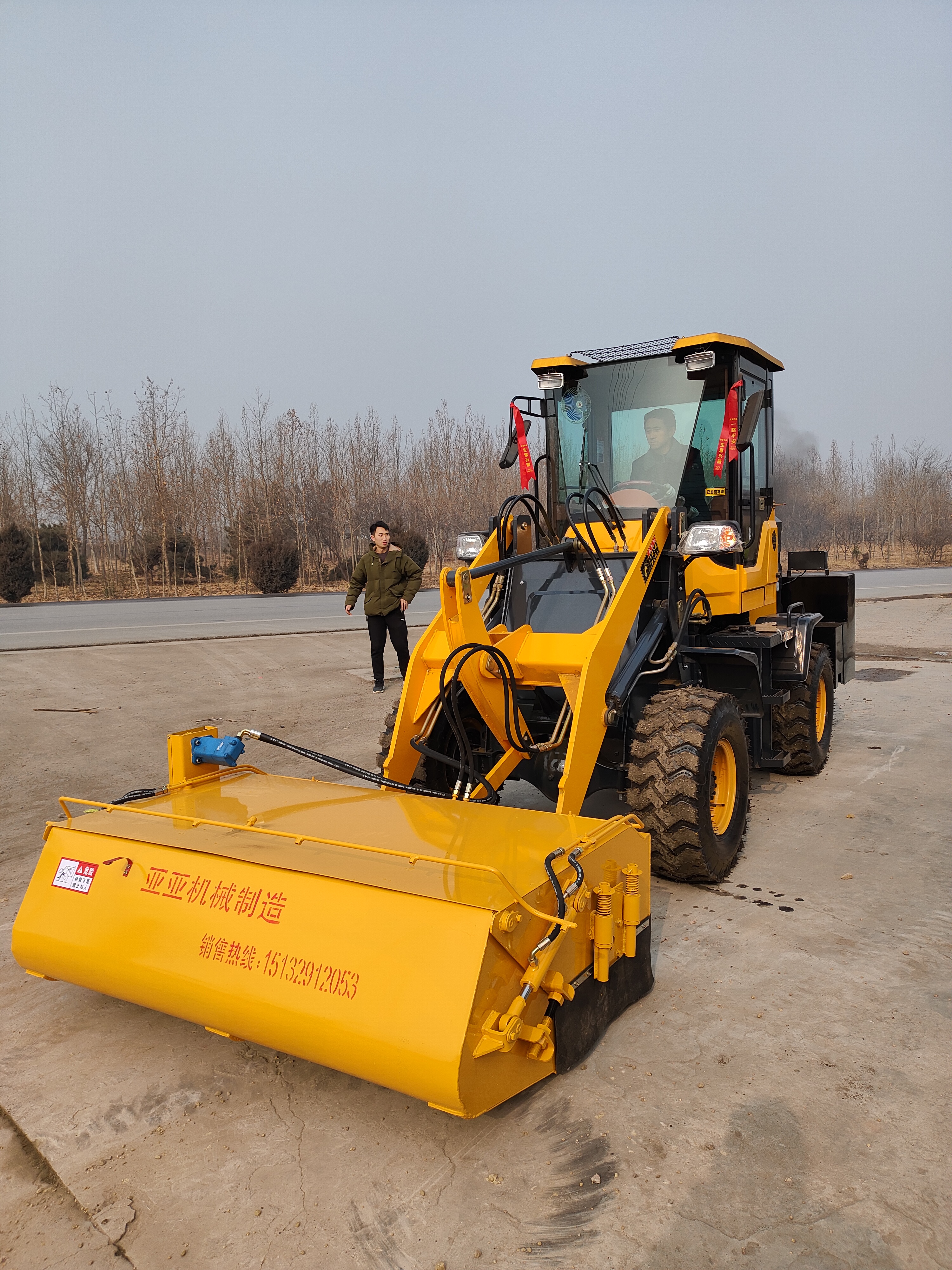 修路扫石子渣土用的铲车扫地机 搞工程道路渣土清扫卫生专用