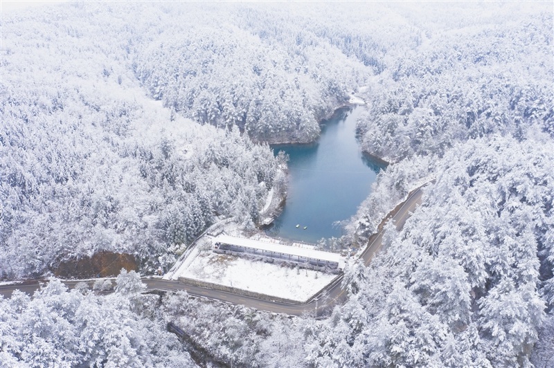 毕节国家森林公园拱拢坪景区:冬降瑞雪 美景如画