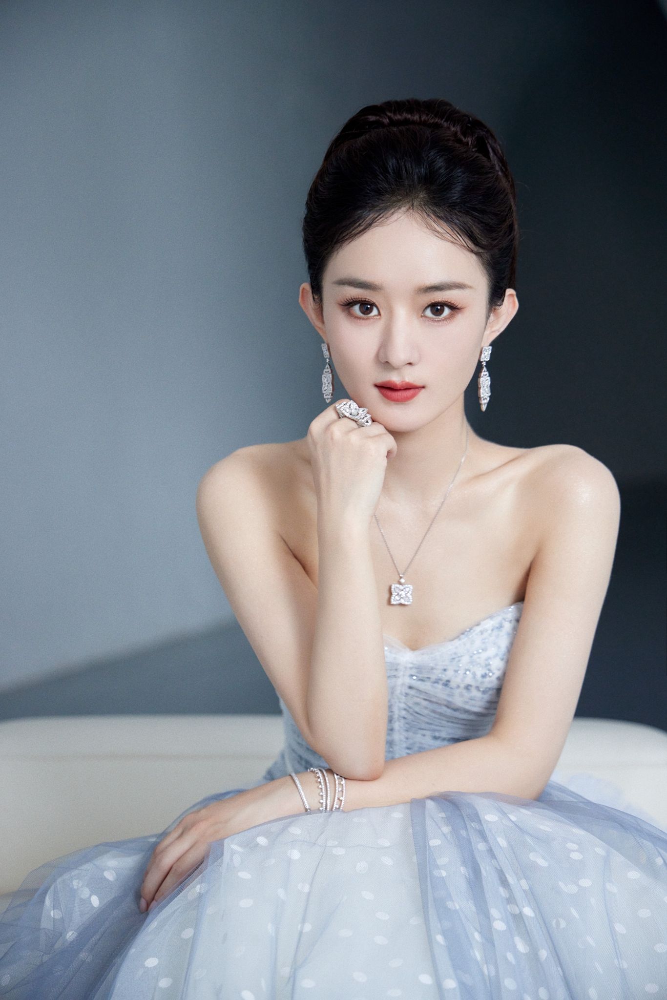 赵丽颖蓝色抹胸连衣裙时尚写真