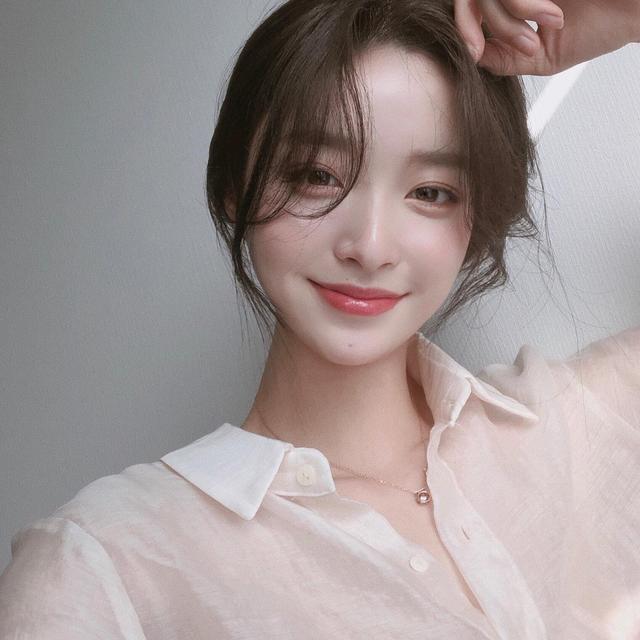 女友感十足!韩国正妹金娜熙:侧脸超美!