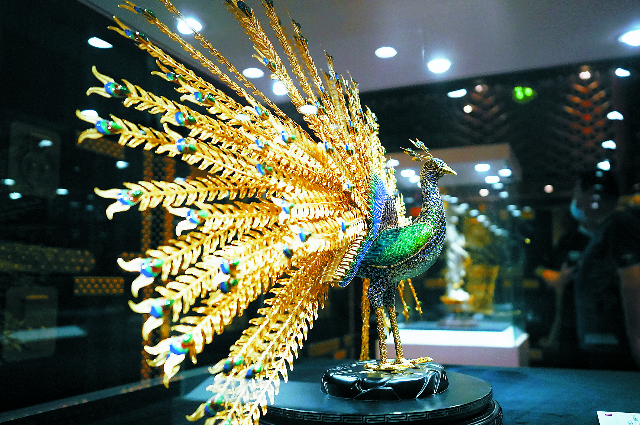 "本土名物"展示了本区历代金银,珠宝等物品.