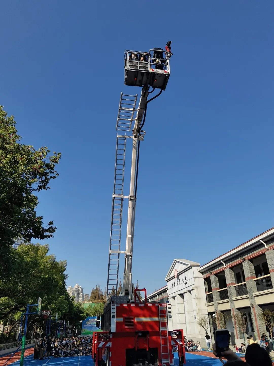 一辆消防云梯车"驶"入了三中心小学