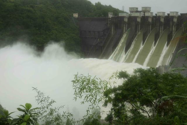 龙川枫树坝水库连日拉闸泄洪 昨起开启6个闸门泄洪