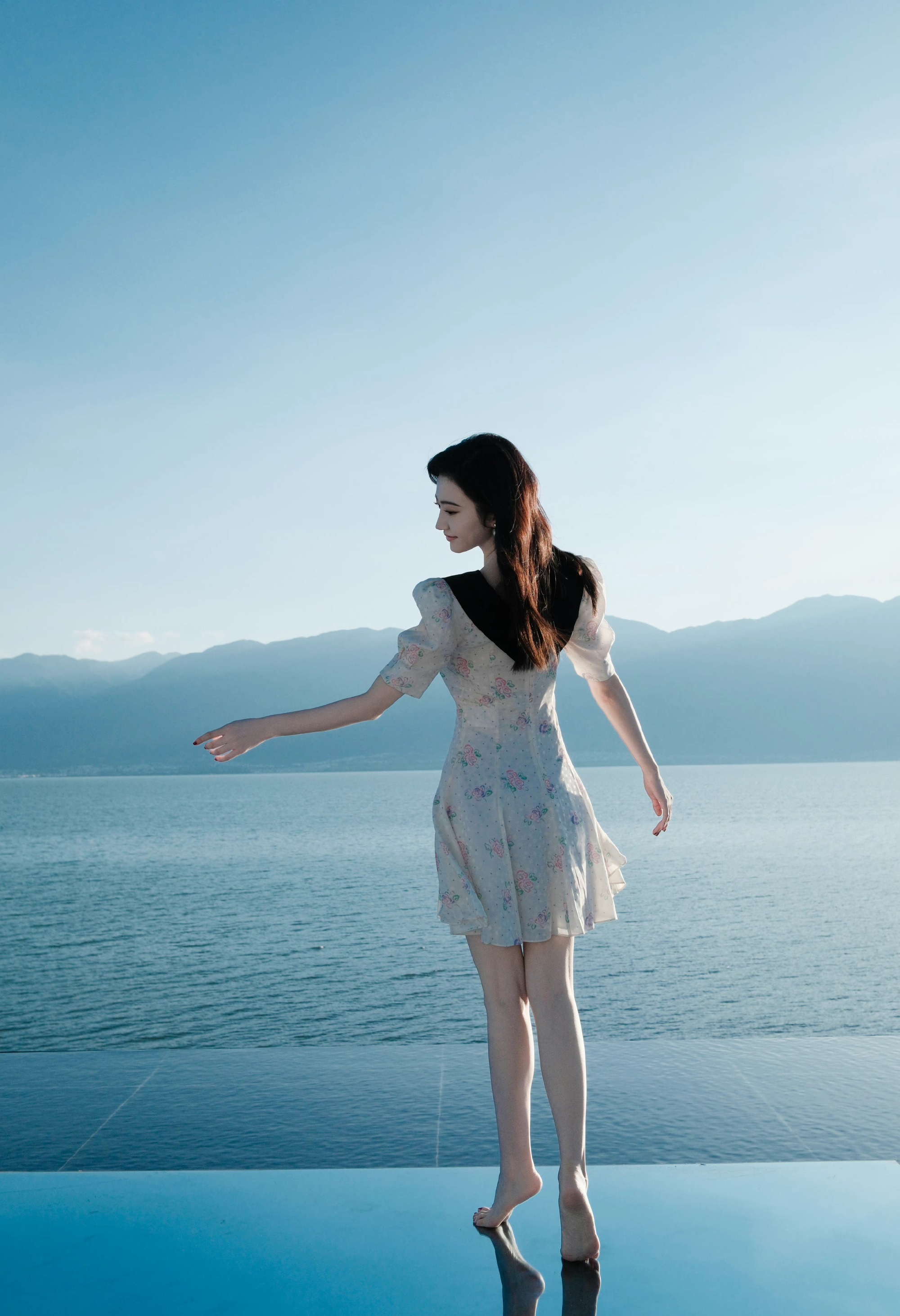 明星写真:景甜白色碎花短裙美拍,肤如凝脂美腿修长尽显好身材