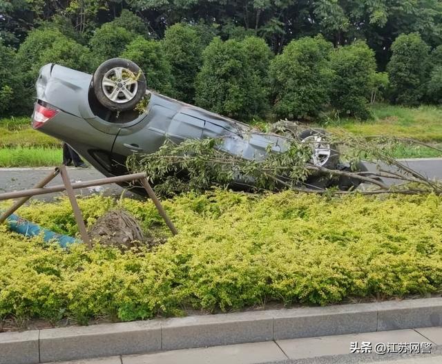 江蘇蘇州:漂移!翻車!都是醉駕惹的禍!