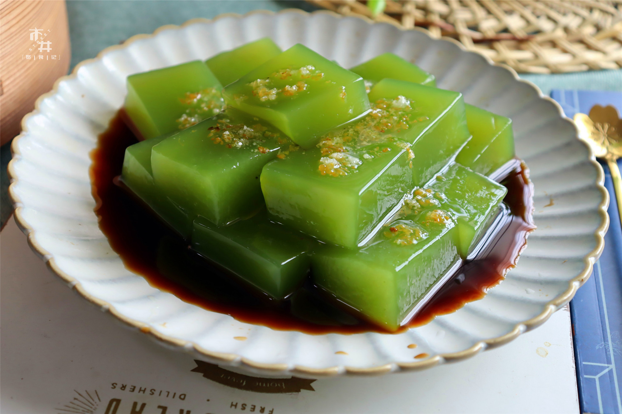 三伏天,黄瓜新吃法,碧绿爽滑如果冻,和吃雪糕一样过瘾