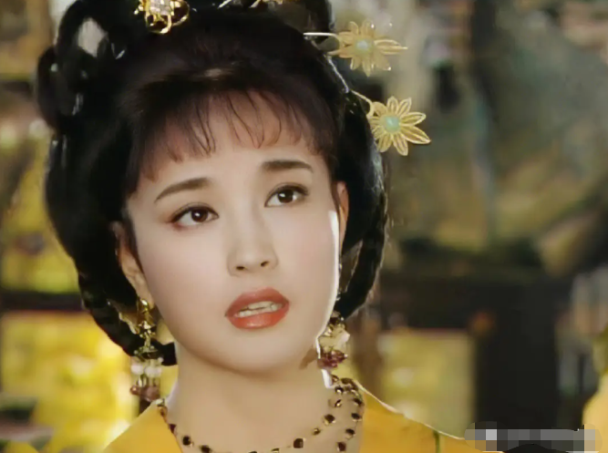 好家伙!70岁刘晓庆再演少女,膀大腰圆满脸玻尿酸,网友:辣眼睛