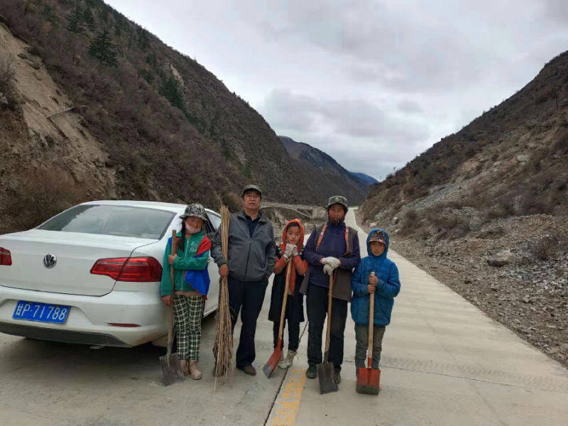甘肃迭部县:祖孙两代九年坚守 义务清扫出村公路