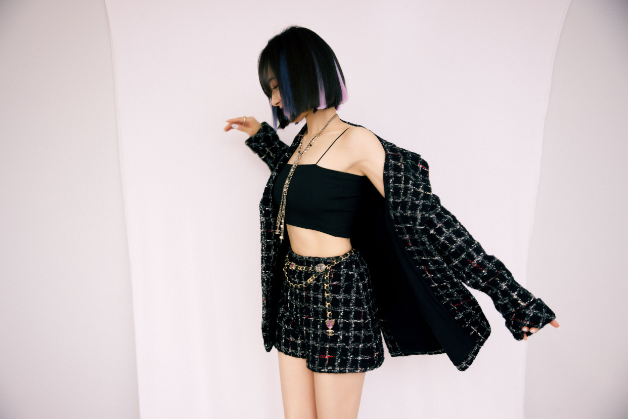 宋茜火辣舞台show黑色栅格外套搭配同色超短裤加小背心性感又撩人